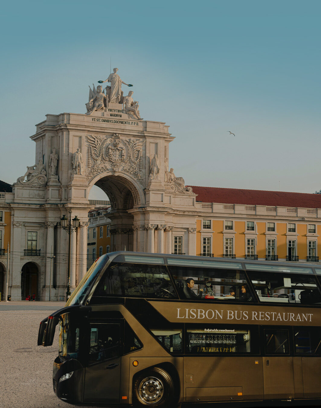 lisbon-bus-restaurant-terreiro-do-paco